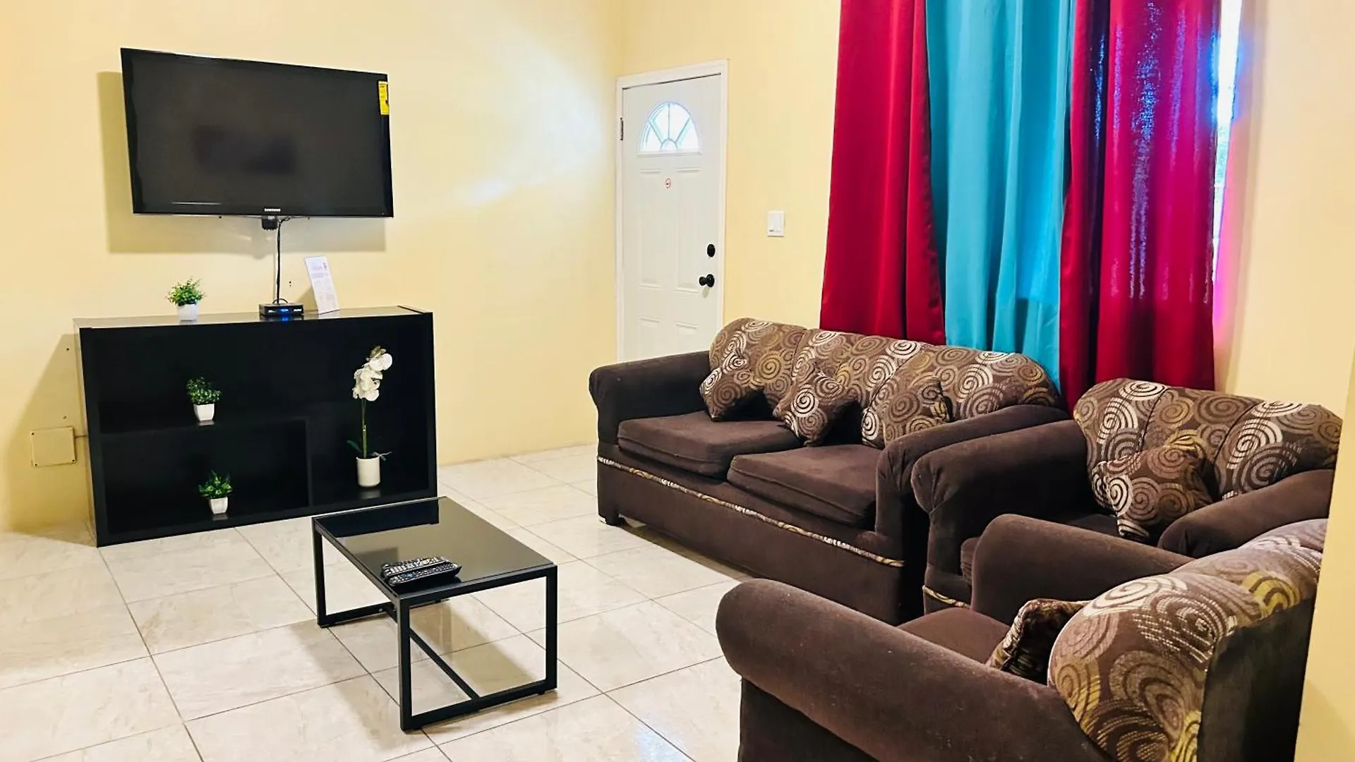 The Rest Stop- Gated Community-24 Hrs Security Montego Bay Holiday home